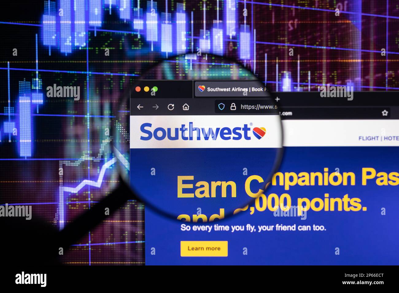 Logo de la compagnie aérienne Southwest sur un site Web avec des développements flous du marché boursier en arrière-plan, vu sur un écran d'ordinateur Banque D'Images