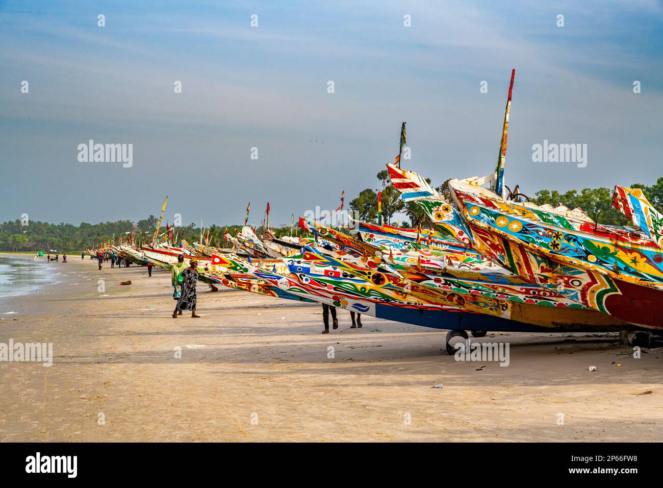 Bateaux de pêche colorés, Cap Skirring, Casamance, Sénégal, Afrique de l'Ouest, Afrique Banque D'Images