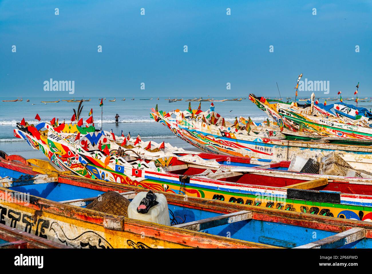 Bateaux de pêche colorés, Cap Skirring, Casamance, Sénégal, Afrique de l'Ouest, Afrique Banque D'Images