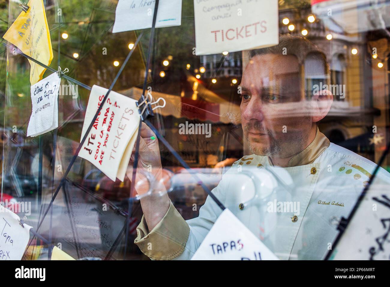 L'observation d'Adria Albert , décoration de fenêtres en billets Bar,AV del Paralelo 164, Barcelone, Espagne Banque D'Images