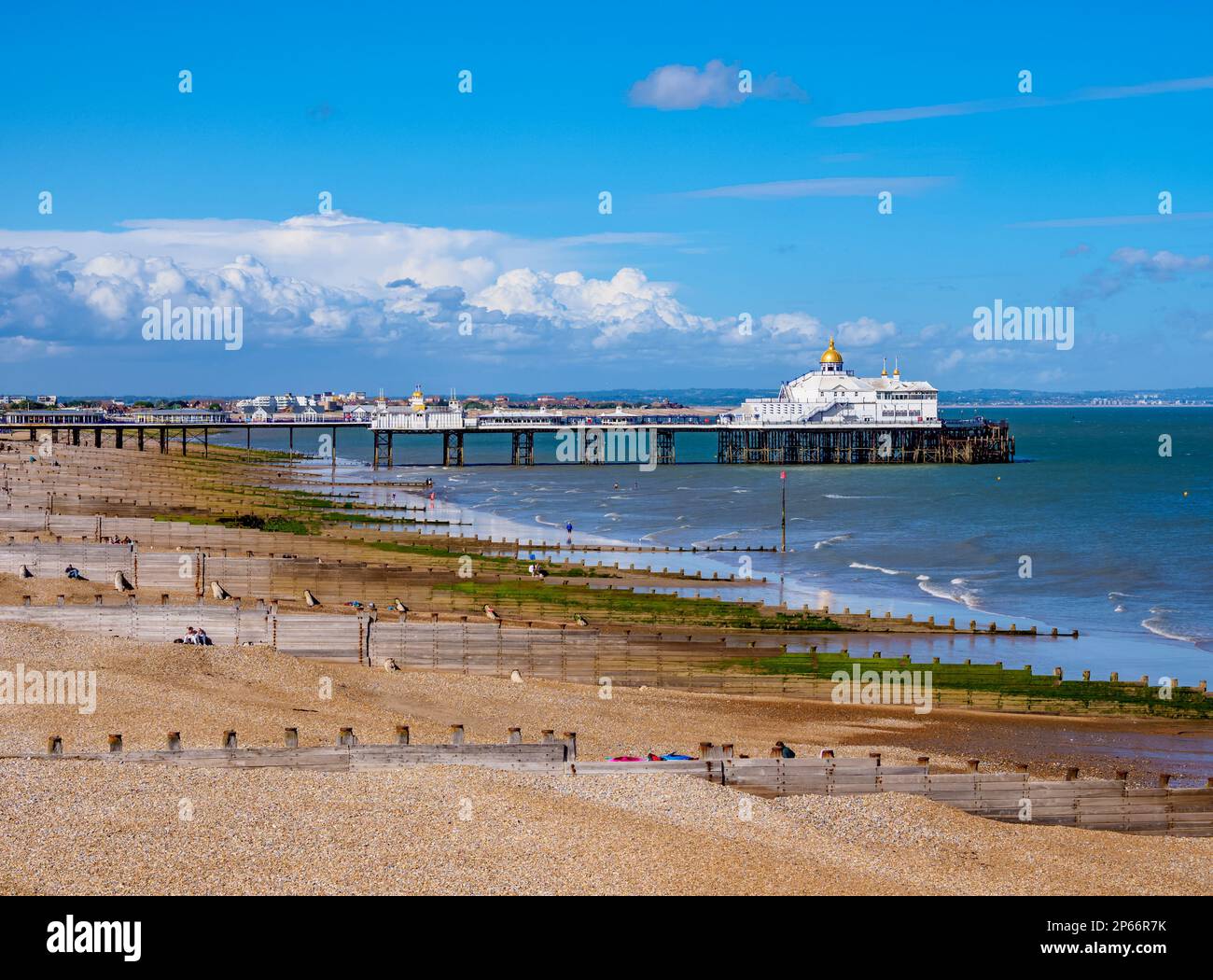 Vue vers Eastbourne Pier, Eastbourne, East Sussex, Angleterre, Royaume-Uni, Europe Banque D'Images