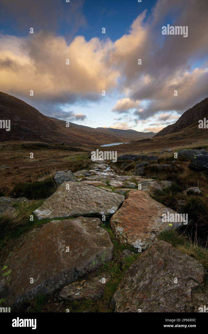 Sentier en pierre menant vers Llyn Ogwen dans le parc national de Snowdonia, Ogwen, Conwy, pays de Galles, Royaume-Uni, Europe Banque D'Images