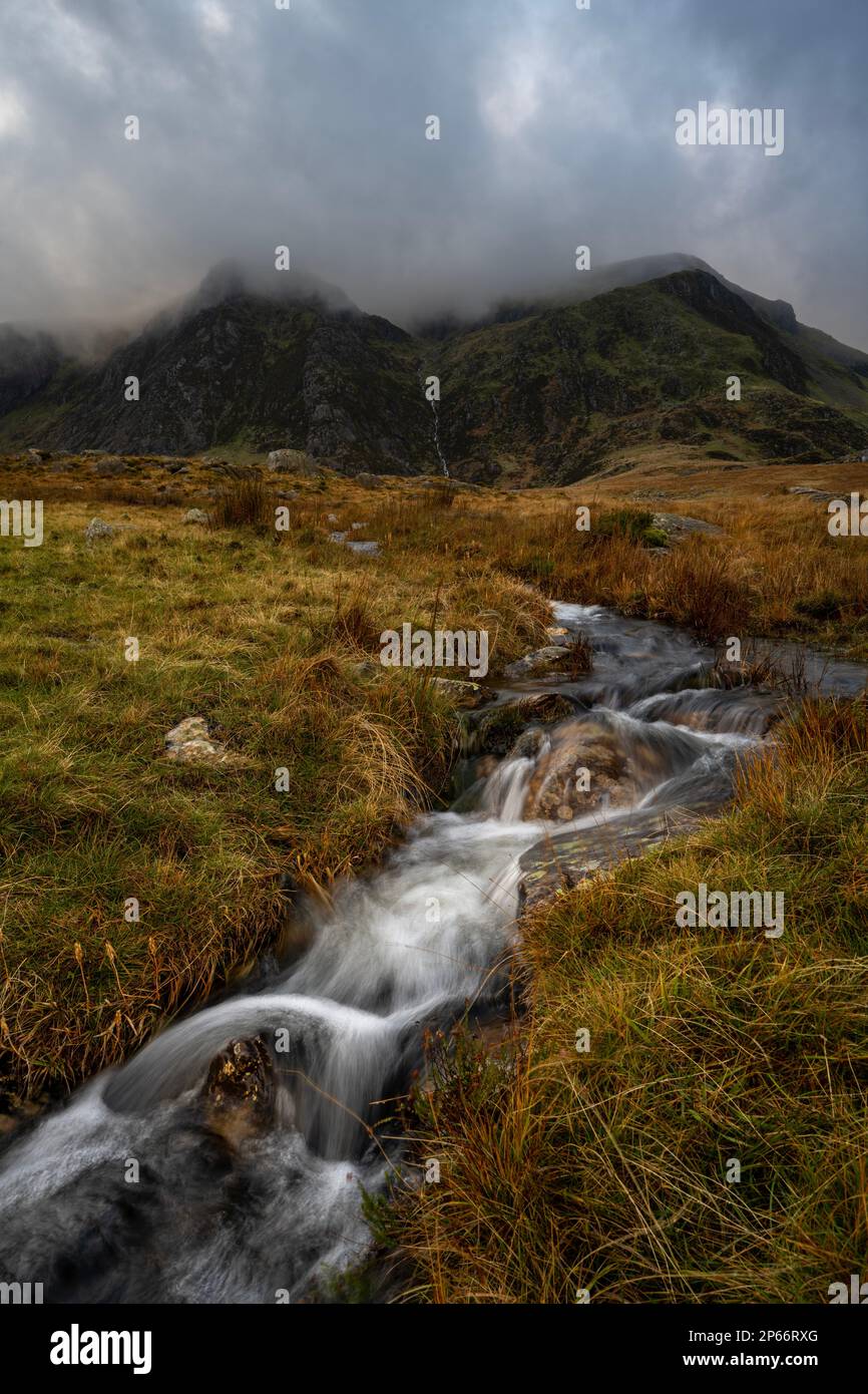 Cascade d'eau dans la vallée de Nant Ffrancon, adossée à des montagnes, Snowdonia, pays de Galles, Royaume-Uni, Europe Banque D'Images