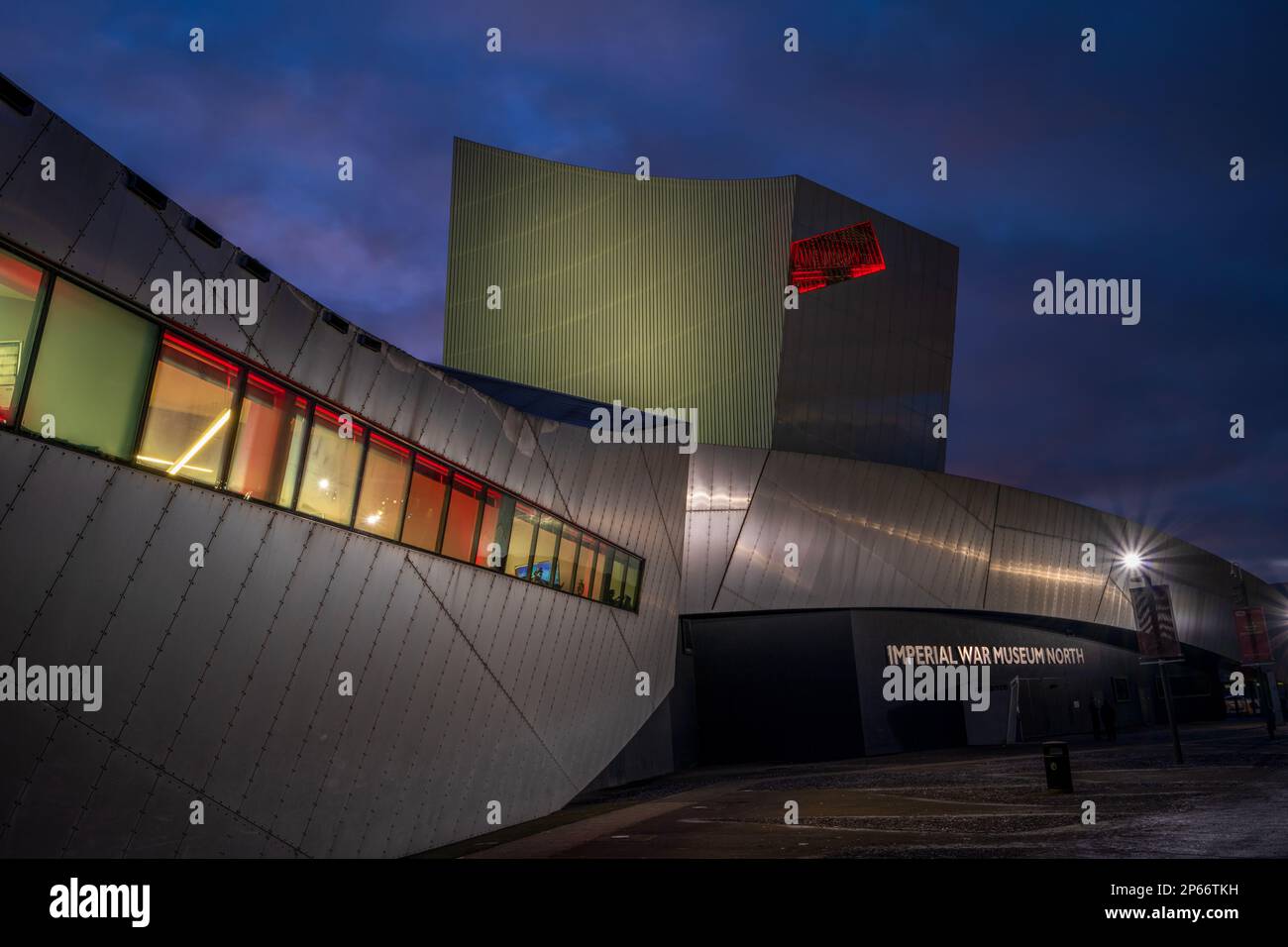 Imperial War Museum North at Night, Salford Quays, Manchester, Angleterre, Royaume-Uni, Europe Banque D'Images
