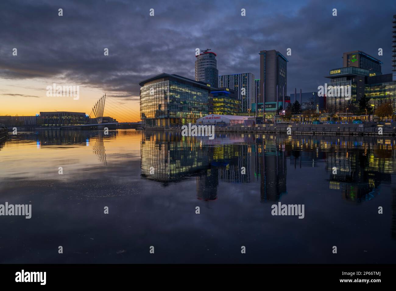Media City UK at Night, Salford Quays, Manchester, Angleterre, Royaume-Uni, Europe Banque D'Images