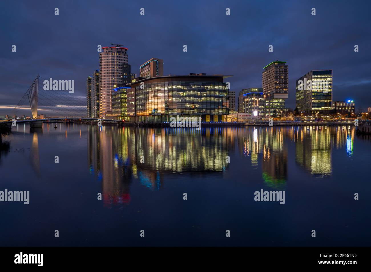 MediaCity at Night, Salford Quays, Manchester, Angleterre, Royaume-Uni, Europe Banque D'Images