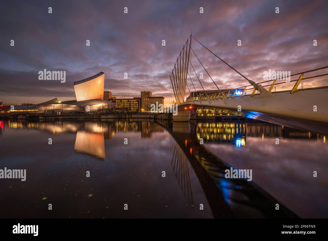 Imperial War Museum North et Swingbridge réfléchi la nuit, Salford Quays, Manchester, Angleterre, Royaume-Uni, Europe Banque D'Images