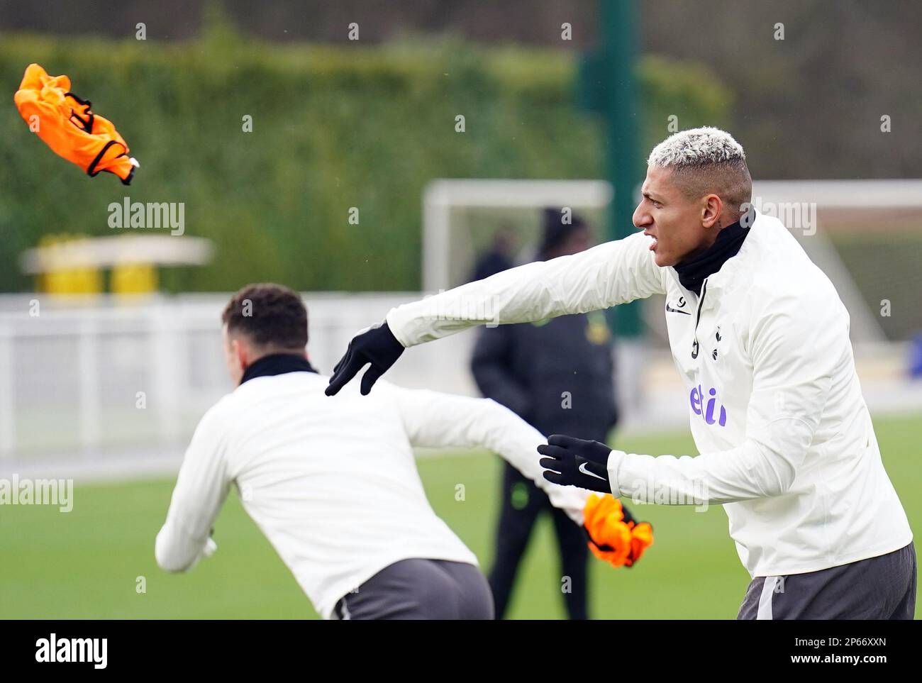 Le Richarlison de Tottenham Hotspur jette un barde lors d'une séance d'entraînement au terrain d'entraînement de Hotspur Way, Londres. Date de la photo: Mardi 7 mars 2023. Banque D'Images