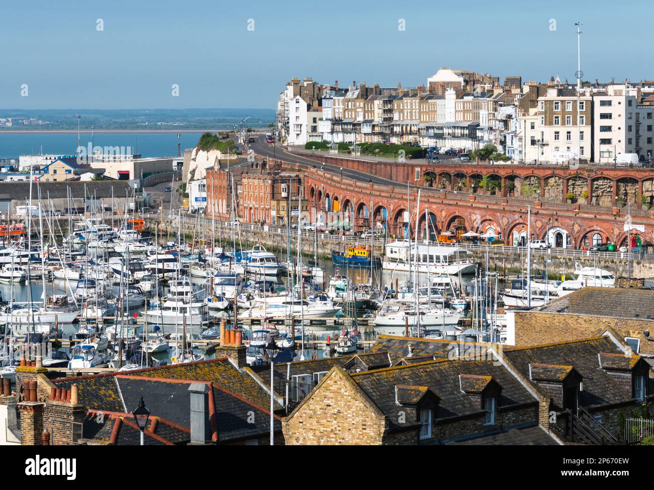 Vue vers Royal Harbour Marina et Harbour Arches, Ramsgate, Kent, Angleterre, Royaume-Uni, Europe Banque D'Images