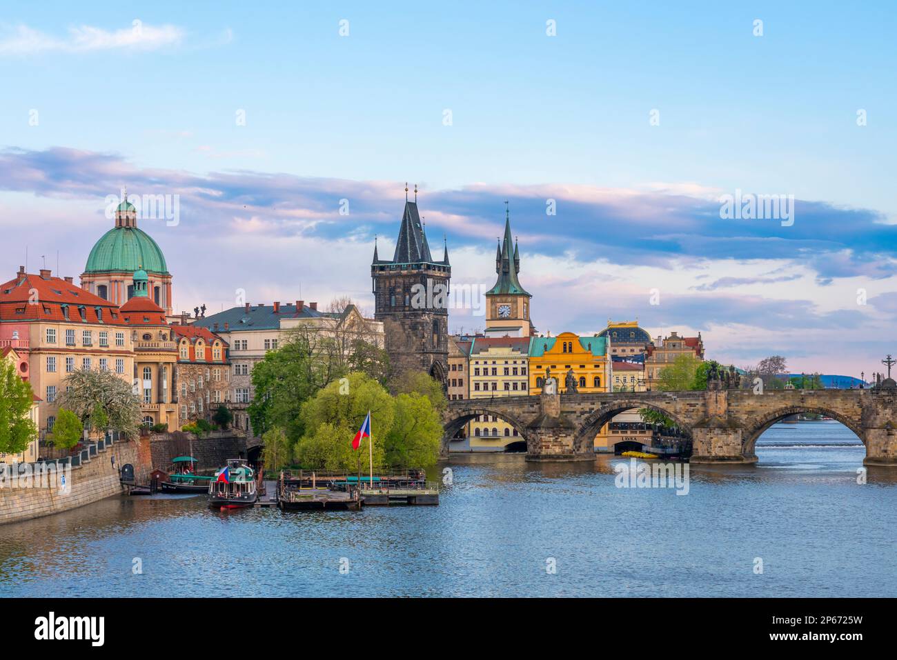 Pont Charles et église Saint François d'Assise avec le Pont de la Vieille ville Tour contre le ciel au crépuscule, UNESCO, Prague, République Tchèque (Tchéquie) Banque D'Images