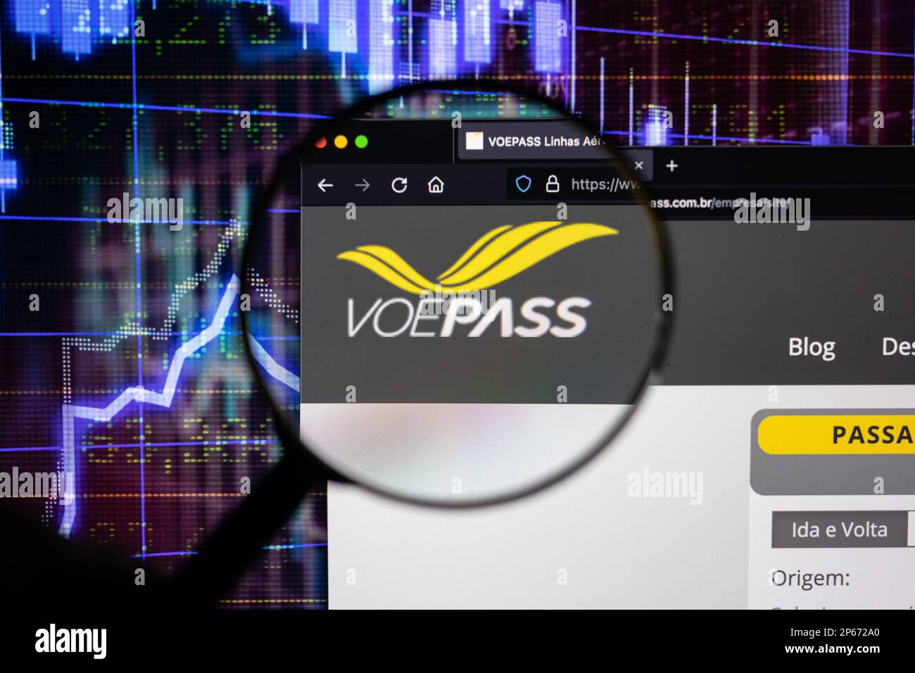 Voepass Linhas Aéreas logo de la société sur un site Web avec des développements flous de marché boursier en arrière-plan, vu sur un écran d'ordinateur Banque D'Images
