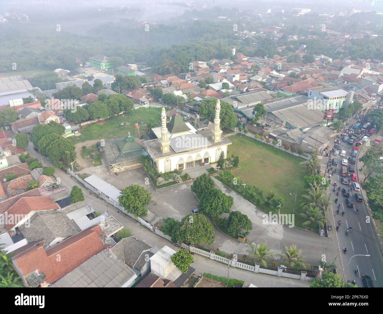 Bogor, Indonésie - novembre 14 2022. vue aérienne de la magnifique mosquée sur le côté de la route. Concept de photo de bâtiment religieux islamique. Banque D'Images