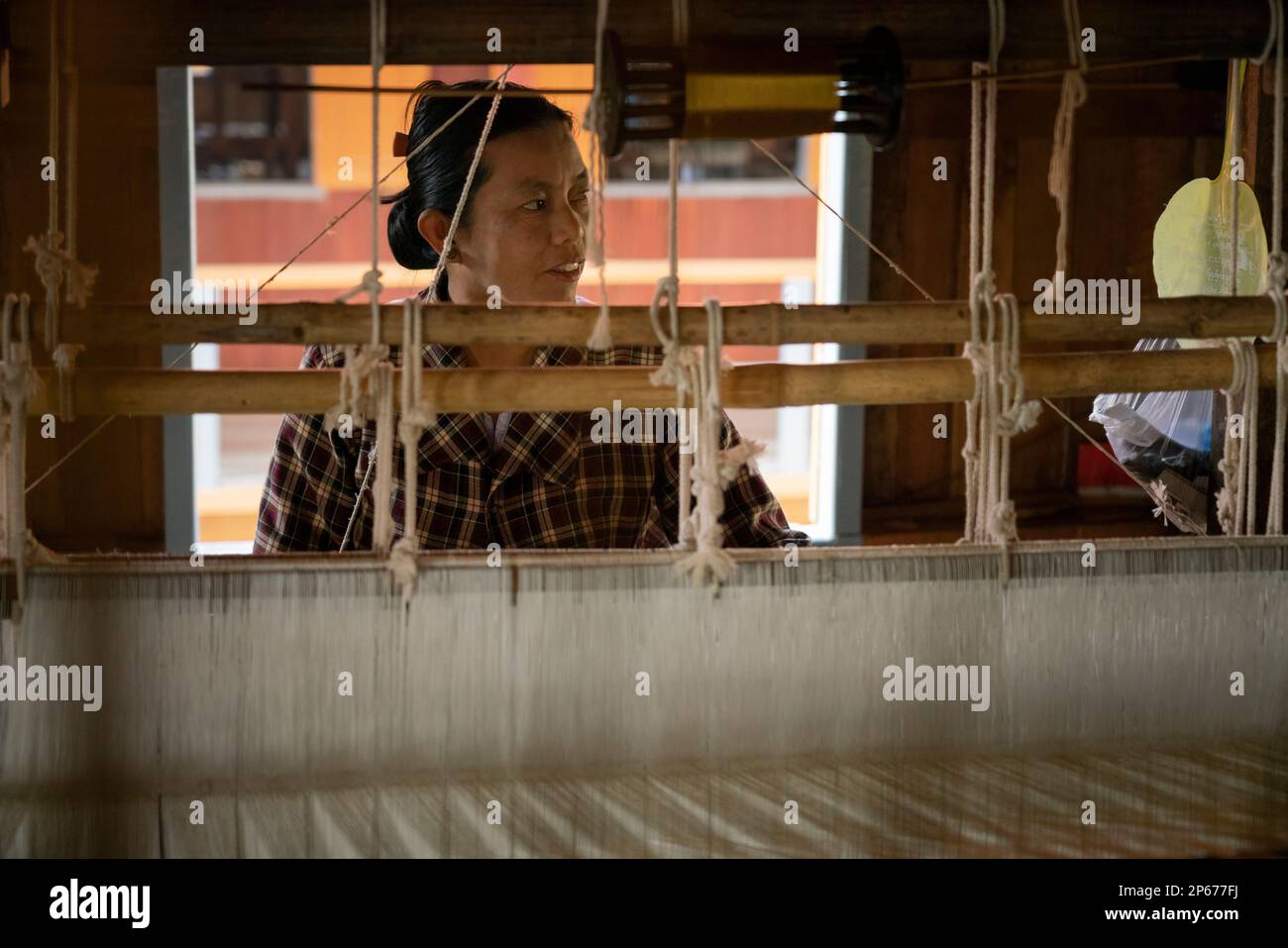 Femme birmane travaillant sur le métier à tisser à l'atelier, lac Inle, État Shan, Myanmar (Birmanie), Asie Banque D'Images