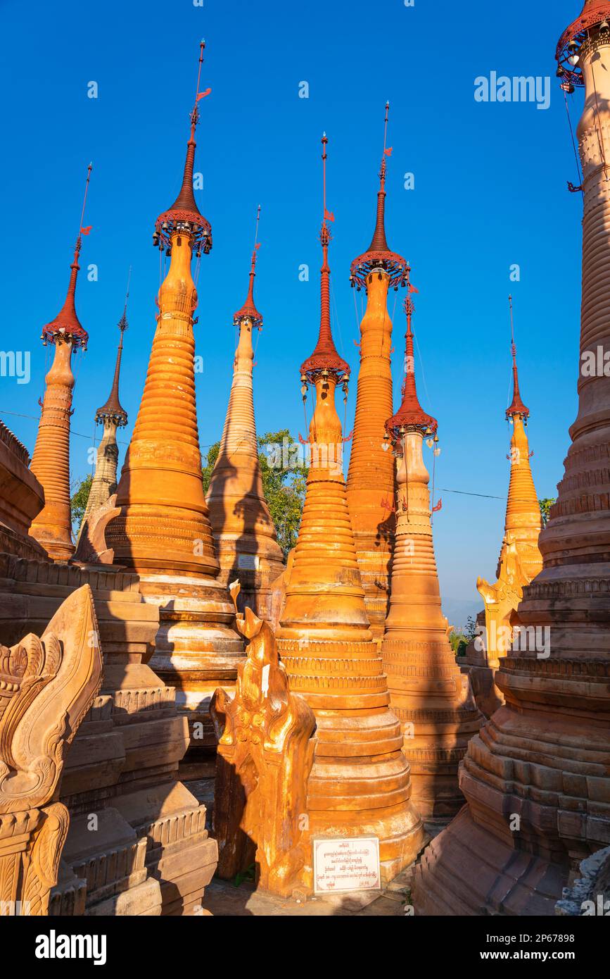 Indein stupas (à Dein), lac Inle, État Shan, Myanmar (Birmanie), Asie Banque D'Images