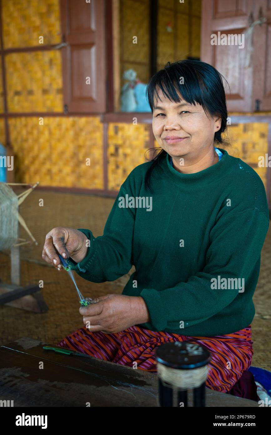 Femme birmane à l'atelier de tissage, lac Inle, État Shan, Myanmar (Birmanie), Asie Banque D'Images