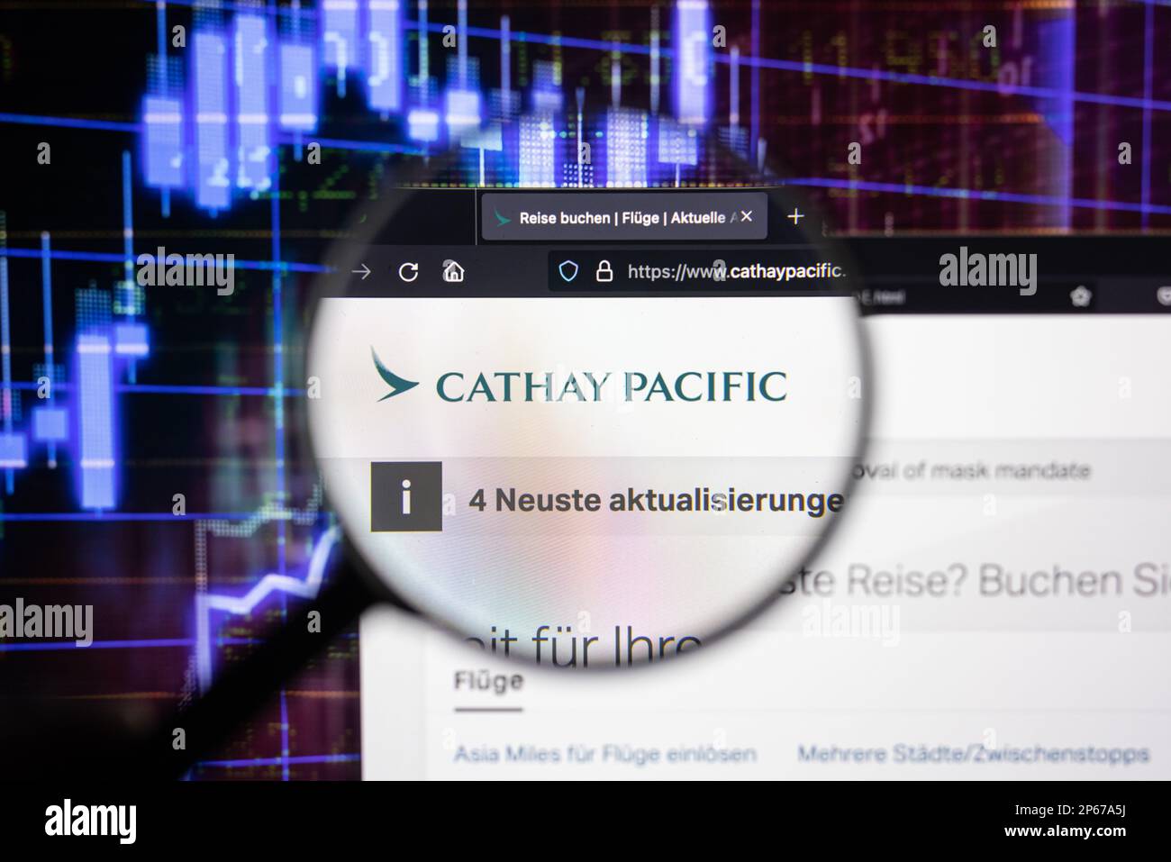 Logo de la compagnie aérienne Cathay Pacific sur un site Web avec des développements flous du marché boursier en arrière-plan, vu sur un écran d'ordinateur Banque D'Images