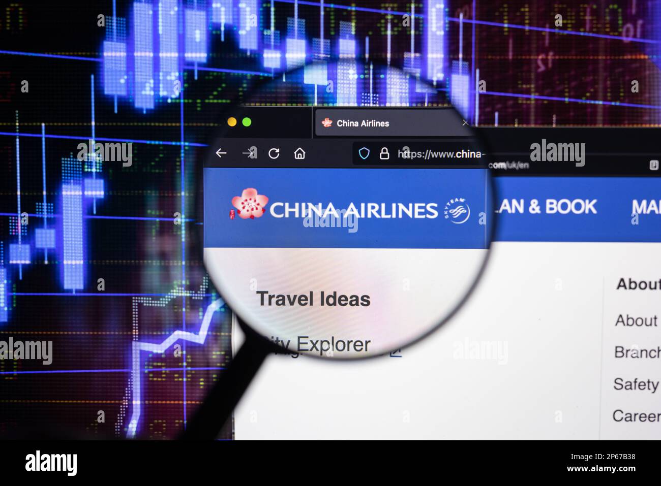 Le logo de la société China Airlines sur un site Web présentant des développements flous du marché boursier en arrière-plan, vu sur un écran d'ordinateur à travers une loupe Banque D'Images
