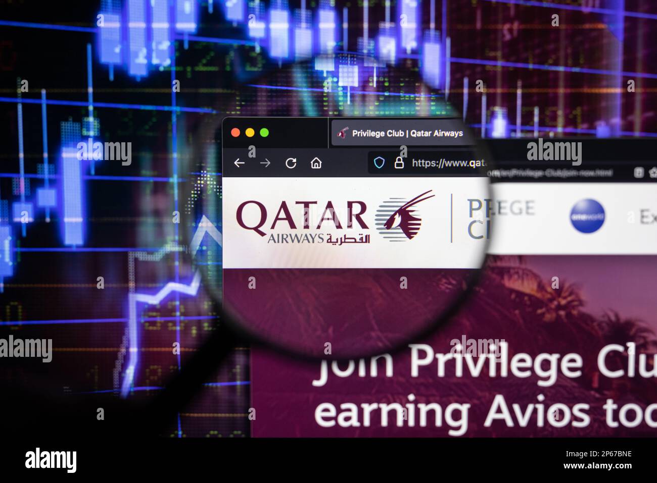 Le logo de la compagnie aérienne du Qatar sur un site Web avec des développements flous du marché boursier en arrière-plan, vu sur un écran d'ordinateur à travers une loupe Banque D'Images