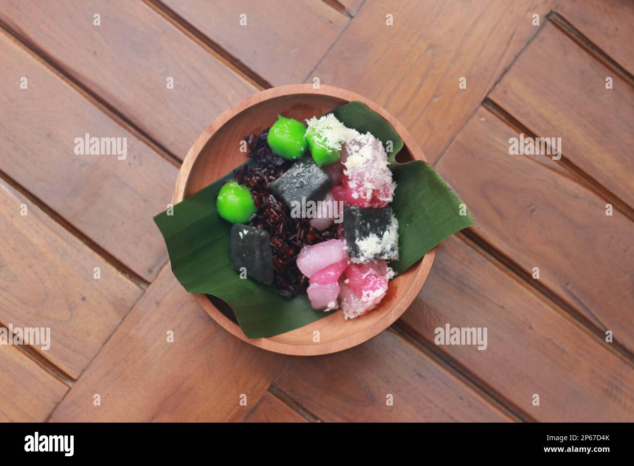 Un gros plan d'une cuisine indonésienne traditionnelle appelée Cenil. a une couleur vive et une texture écailleuse avec l'ajout de noix de coco râpée et de sucre. Banque D'Images