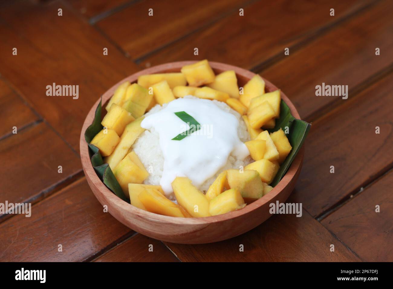 un gros plan de riz à la mangue collant avec de la sauce au lait de coco. Photo du concept de la cuisine thaïlandaise. Banque D'Images