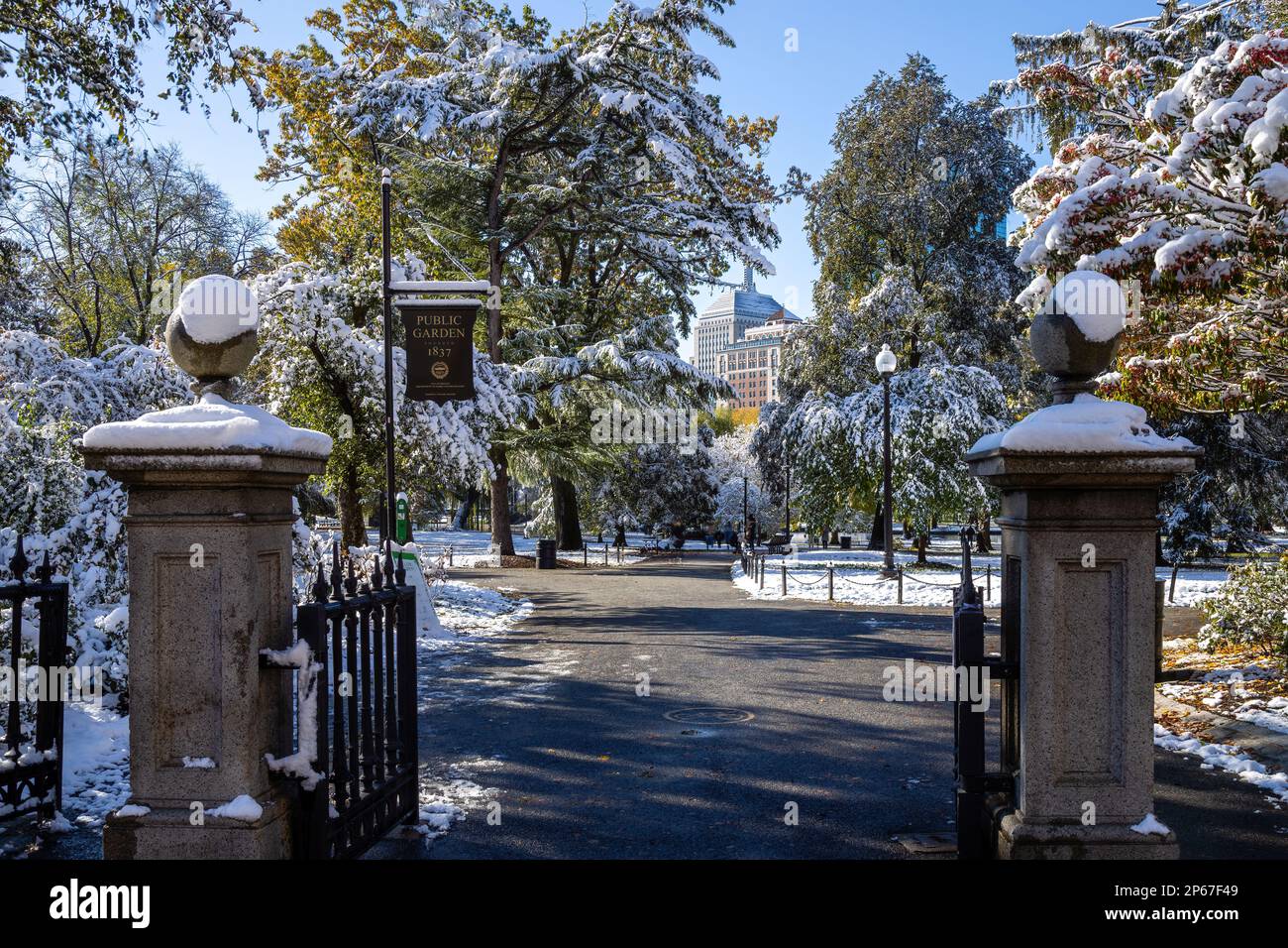 Entrée, Boston's public Garden in Early Autumn Snow, Boston, Massachusetts, Nouvelle-Angleterre, États-Unis d'Amérique, Amérique du Nord Banque D'Images