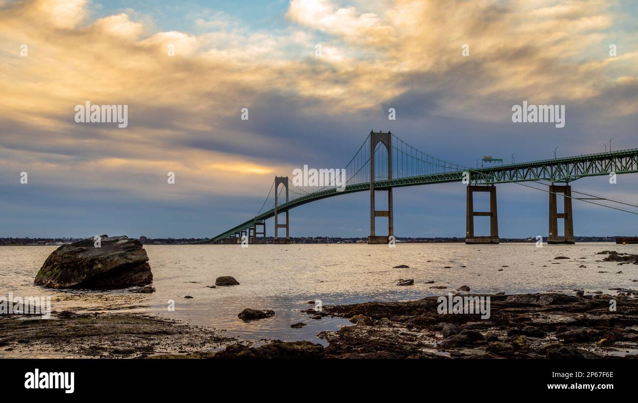 Newport Pell Bridge at Dawn, Newport, Rhode Island, Nouvelle-Angleterre, États-Unis d'Amérique, Amérique du Nord Banque D'Images