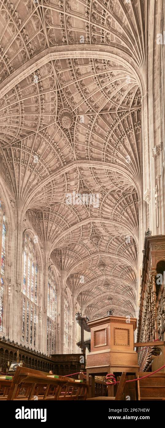 Chaire dans le choeur sous le plafond voûté de ventilateur à la chapelle fondée par Henry VI au King's College, Université de Cambridge, Angleterre. Banque D'Images