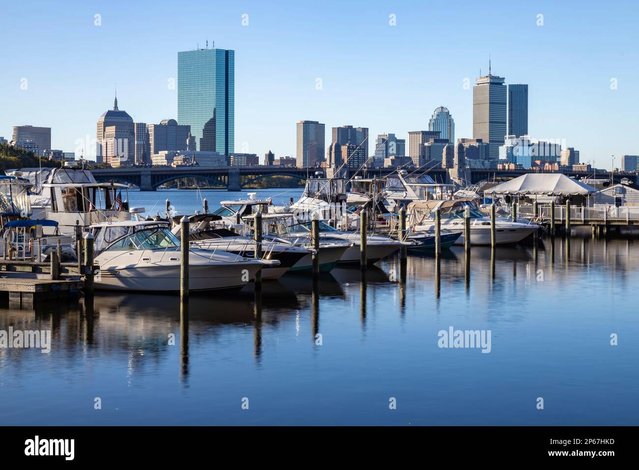 Boston Skyline avec des bateaux à Marina, Boston, Massachusetts, Nouvelle-Angleterre, États-Unis d'Amérique, Amérique du Nord Banque D'Images