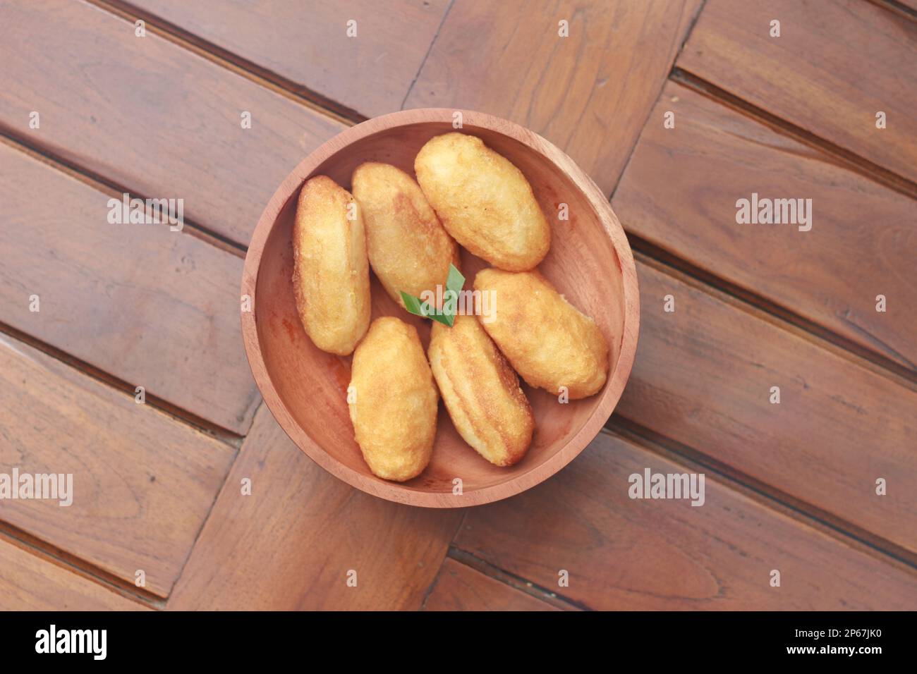 Comro ou combro, un en-cas javanais traditionnel fait de manioc râpé frite avec un mélange savoureux de gâteau oncom ou de soja fermenté et de piment Banque D'Images