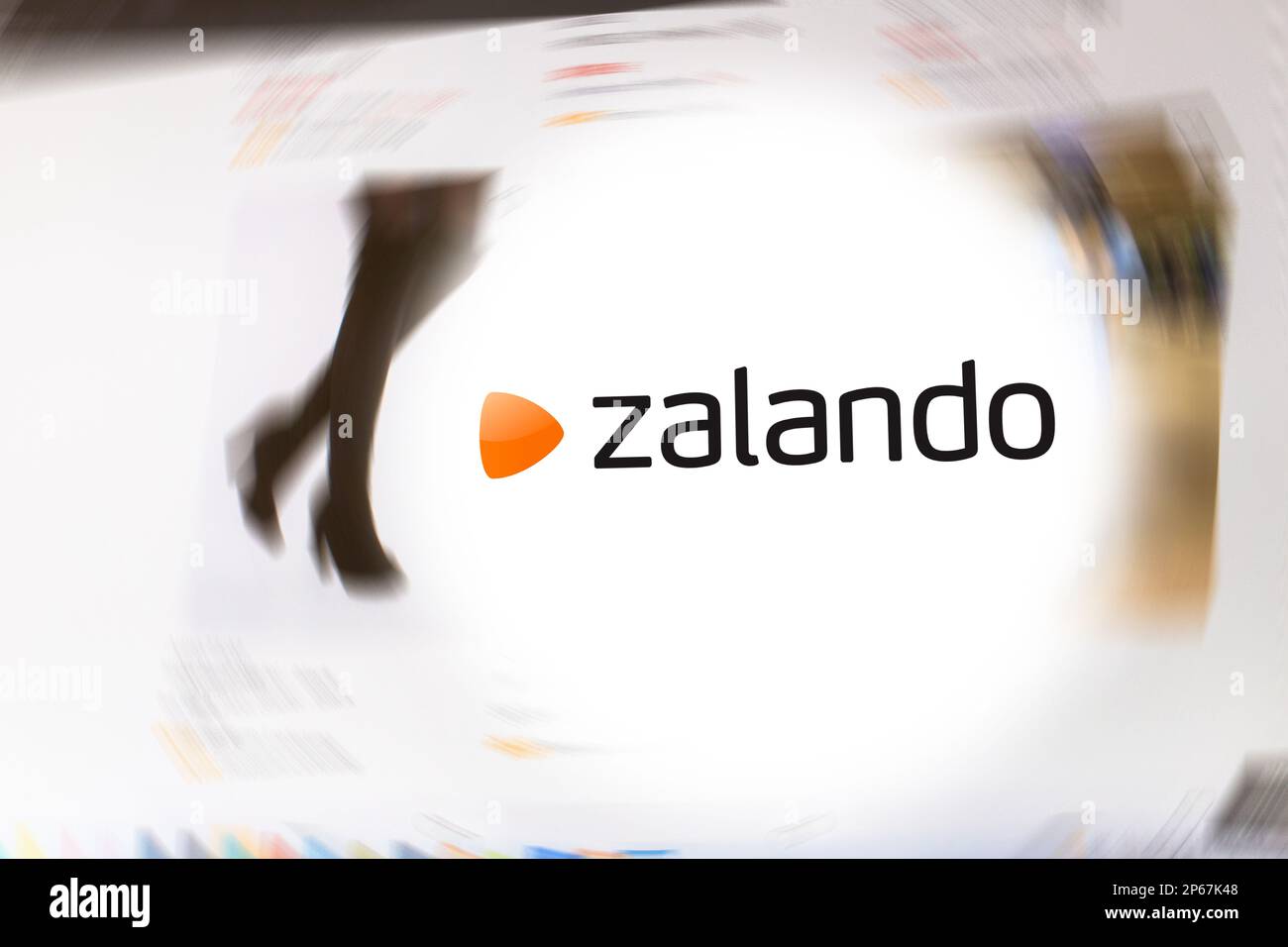 Image symbole Zalando: Logo Zalando devant le site Web de Zalando flou (composition) Banque D'Images