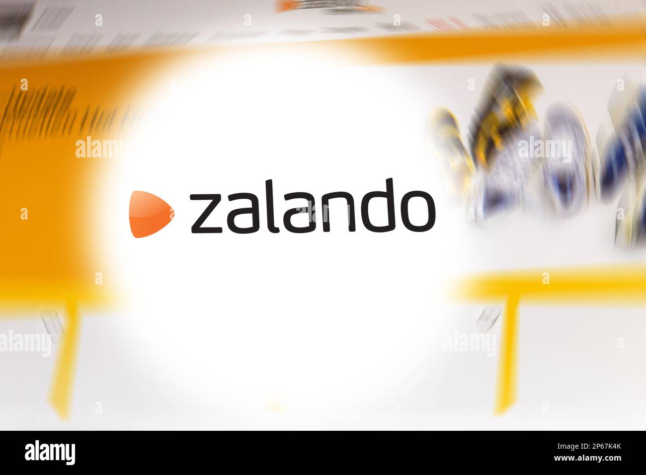 Image symbole Zalando: Logo Zalando devant le site Web de Zalando flou (composition) Banque D'Images