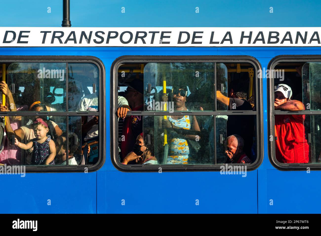 Les gens dans un bus public emballé vu à travers les fenêtres, la Havane, Cuba, Antilles, Caraïbes, Amérique centrale Banque D'Images