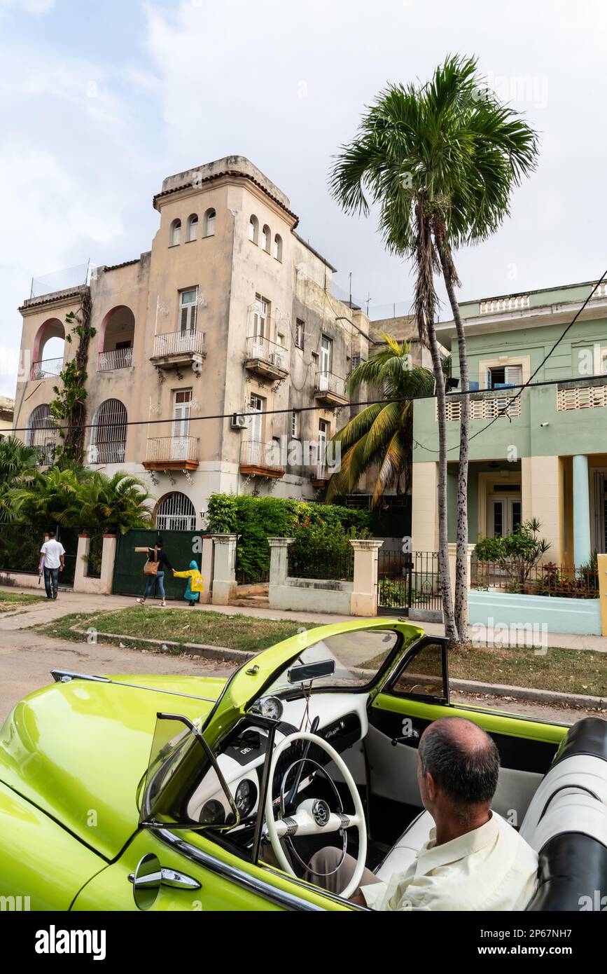 Conducteur en voiture Chevrolet classique verte à toit ouvert garée en banlieue, à la Havane, à Cuba, dans les Antilles, dans les Caraïbes, Amérique centrale Banque D'Images