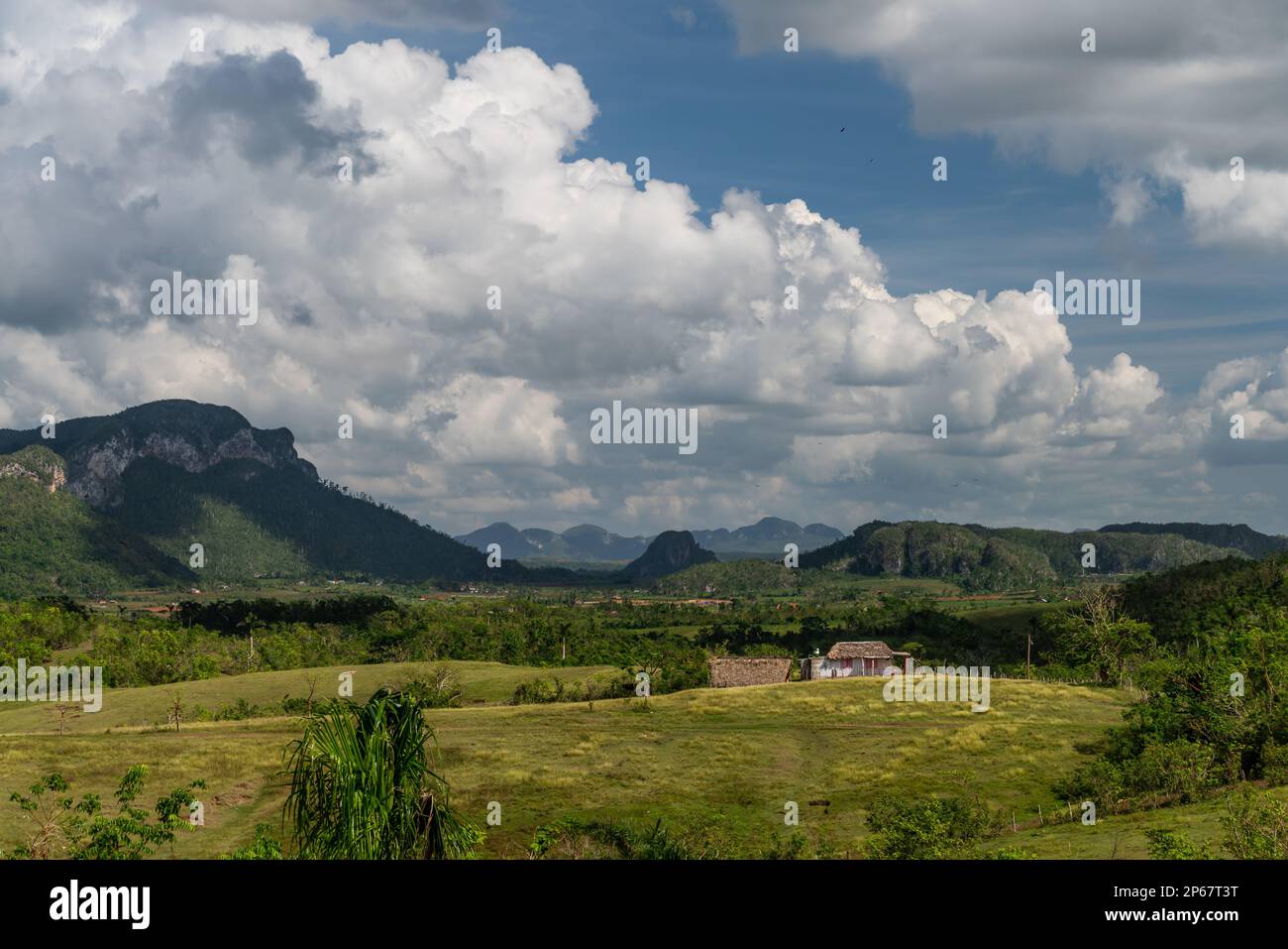Petite cabane dans la vallée sous un paysage de nuages dramatique près de Vinales, Cuba, Antilles, Caraïbes, Amérique centrale Banque D'Images
