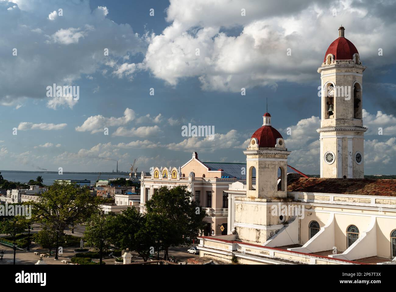 Vue aérienne de la place principale avec cathédrale, théâtre Tomas Terry et port derrière, Cienfuegos, UNESCO, Cuba, Antilles, Caraïbes Banque D'Images
