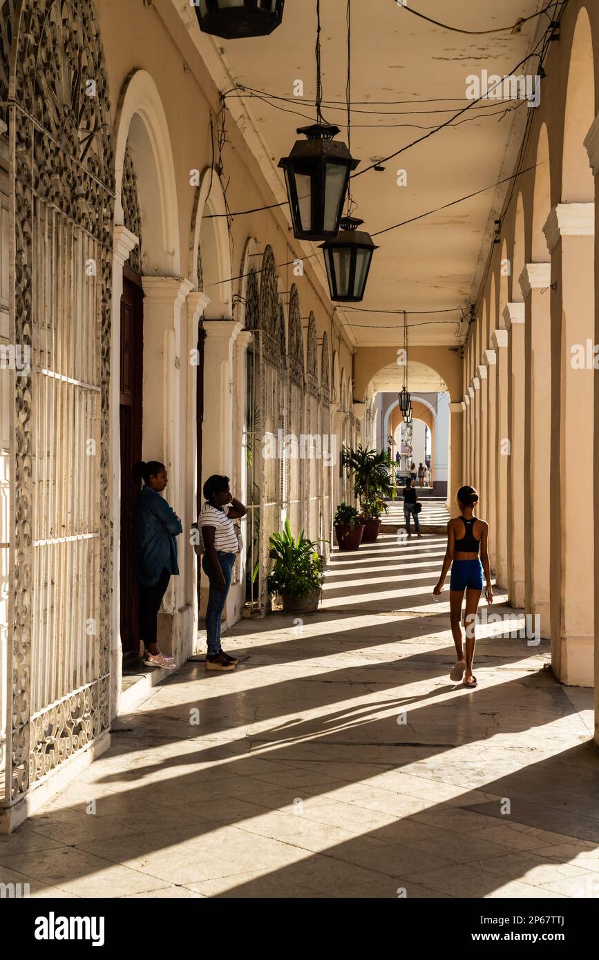 La lumière du soleil traverse une colonnade, Cienfuegos, Cuba, Antilles, Caraïbes, Amérique centrale Banque D'Images