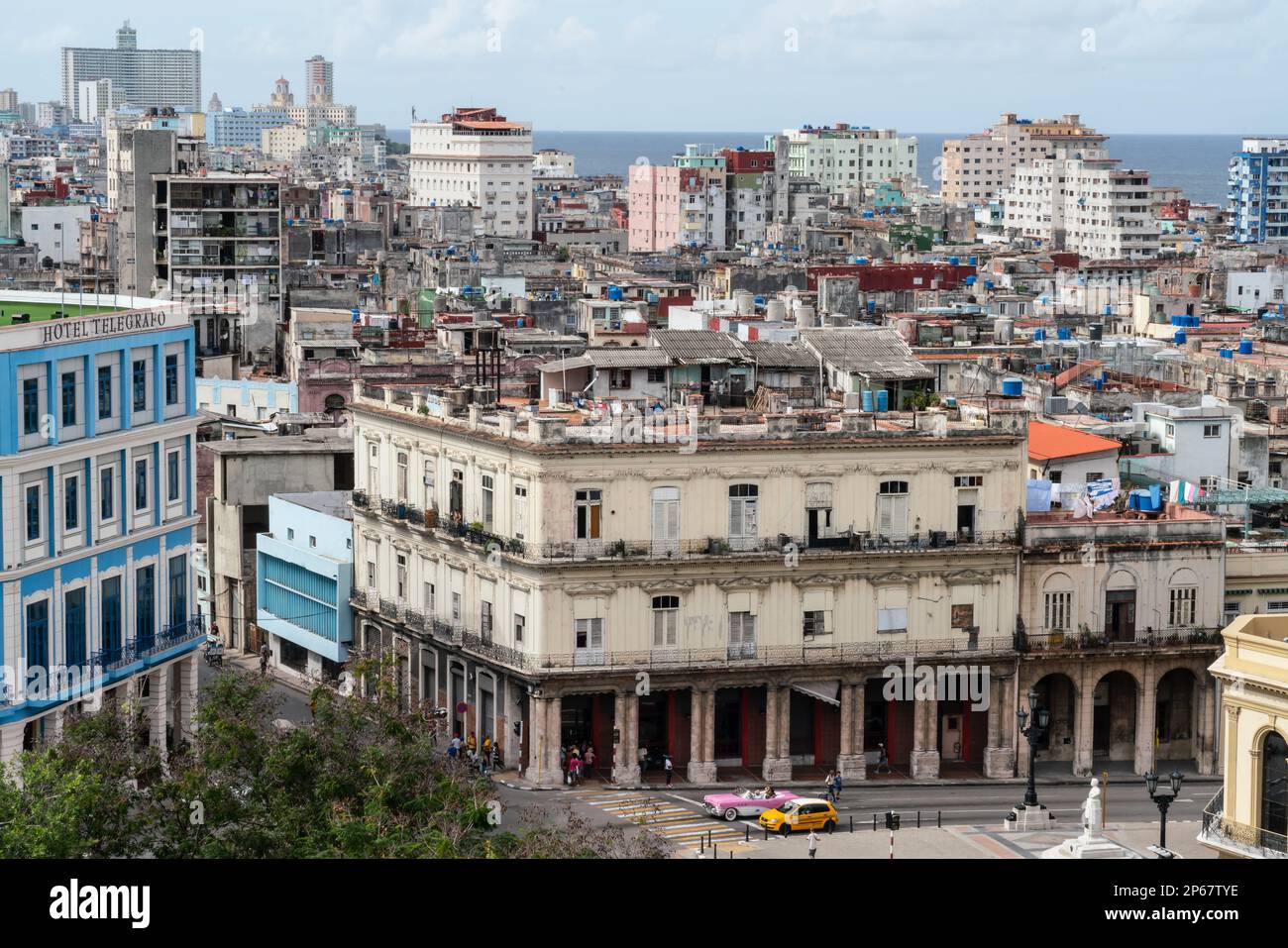 Vue aérienne des rues qui se divisent entre la Havane moderne et la Vieille Havane, Cuba, les Antilles, les Caraïbes et l'Amérique centrale Banque D'Images