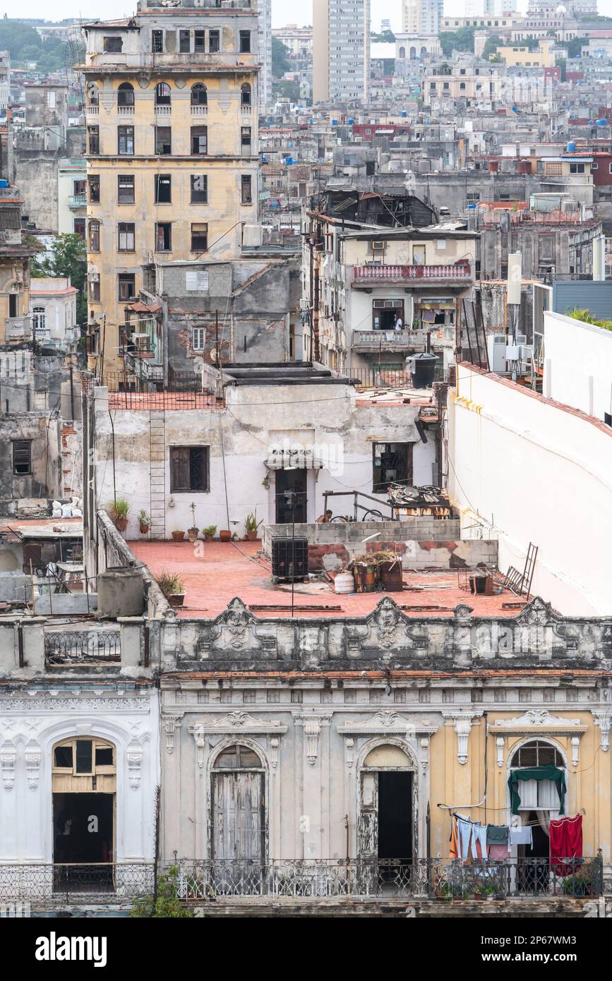 Vue aérienne des rues qui se divisent entre la Havane moderne et la Vieille Havane, avec des maisons en ruine en premier plan, la Havane, Cuba, les Antilles, les Caraïbes Banque D'Images