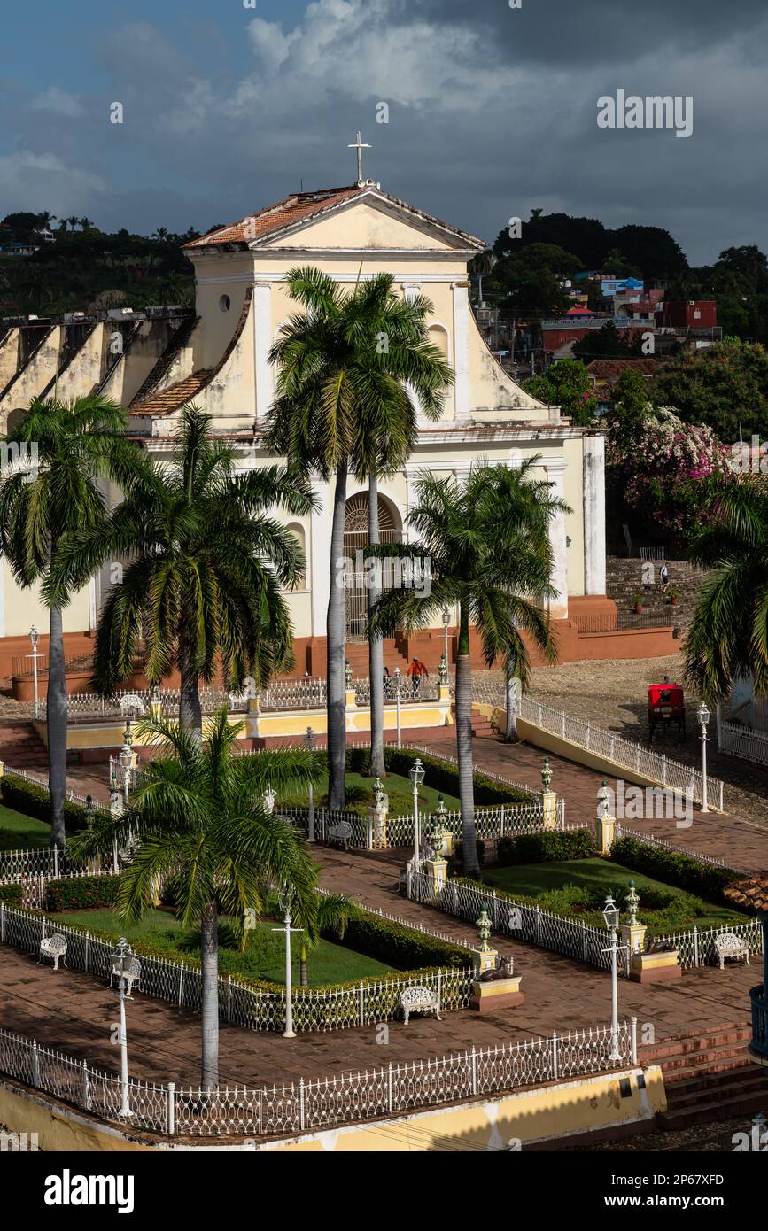 Vue aérienne de la cathédrale et de la place principale, avec charriot de cheval, site du patrimoine mondial de l'UNESCO, Trinité, Cuba, Antilles Banque D'Images