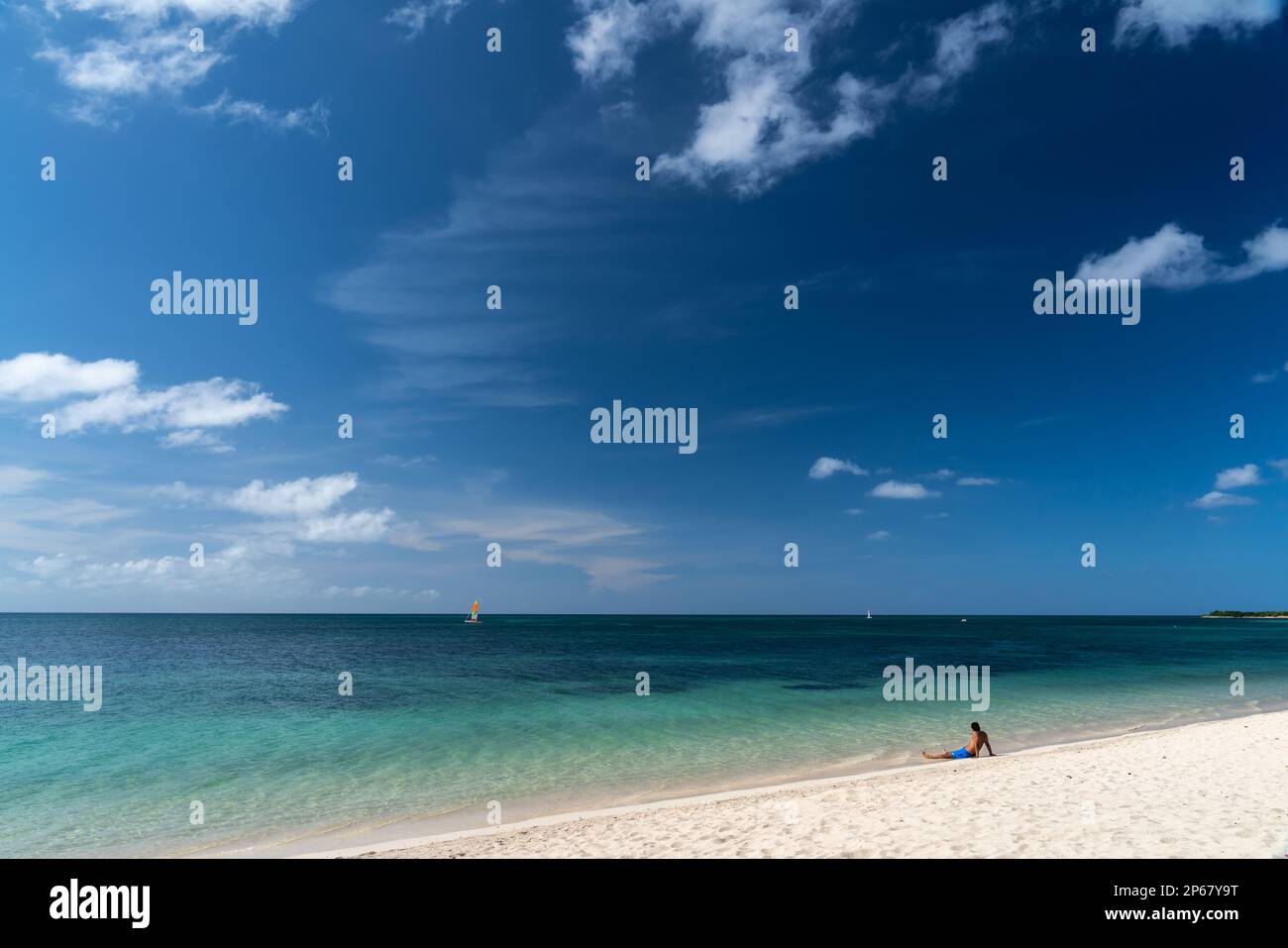 Un homme et sa plage de sable blanc, Trinidad, Cuba, Antilles, Caraïbes, Amérique centrale Banque D'Images