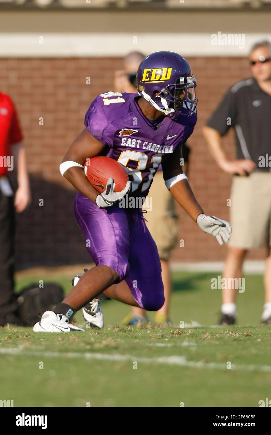 GREENVILLE, NC - SEPTEMBER 27: Wide receiver Darryl Freeney #81 of the East Carolina Pirates runs with the football against the Houston Cougars at Dowdy-Ficklen Stadium on September 27, 2008 in Greenville, North Carolina. Houston defeated East Carolina 41-24. (AP Photo/Scott Boehm) Banque D'Images