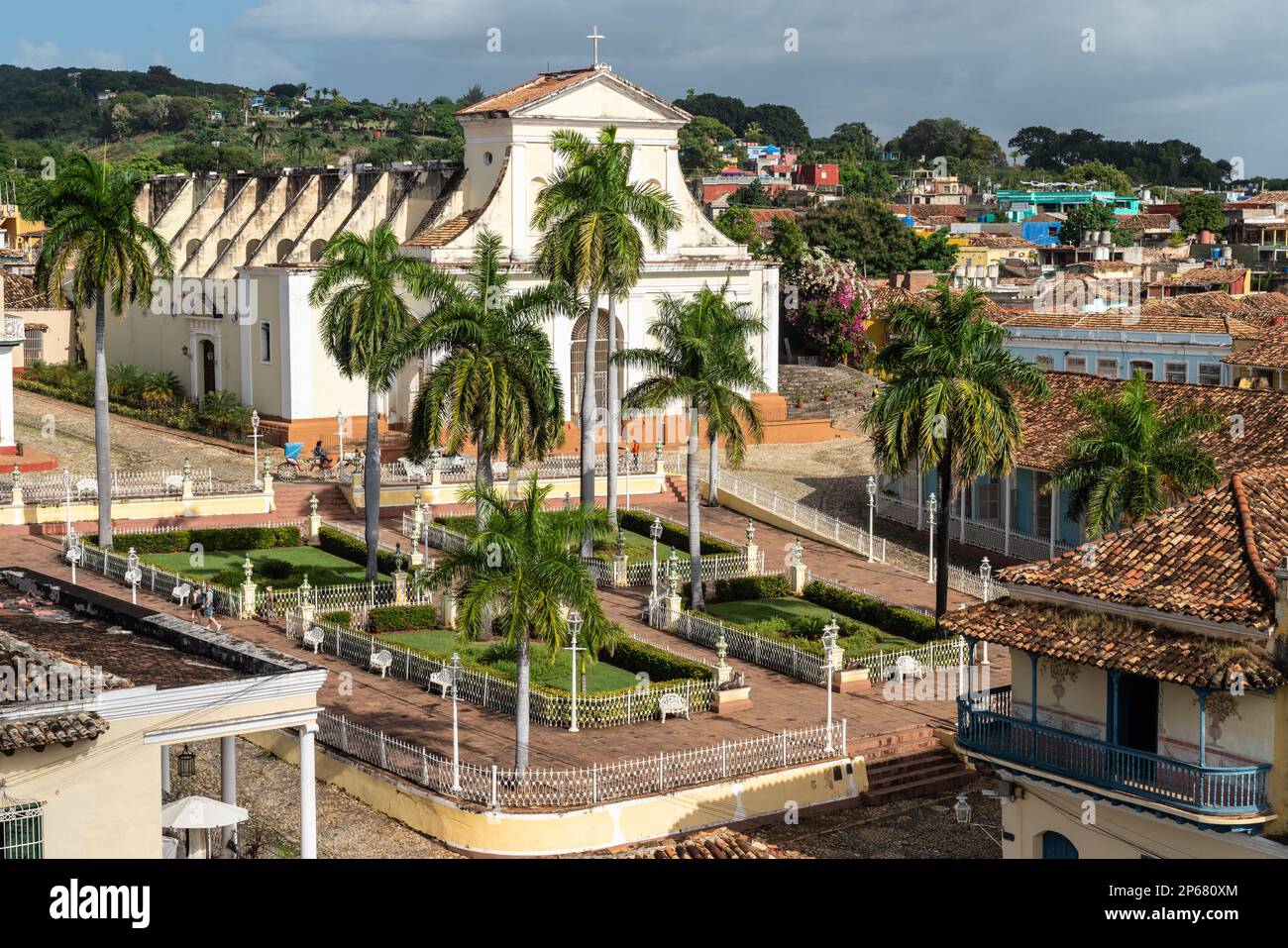 Vue aérienne de la cathédrale et de la place principale, avec charriot de cheval, site du patrimoine mondial de l'UNESCO, Trinité, Cuba, Antilles Banque D'Images