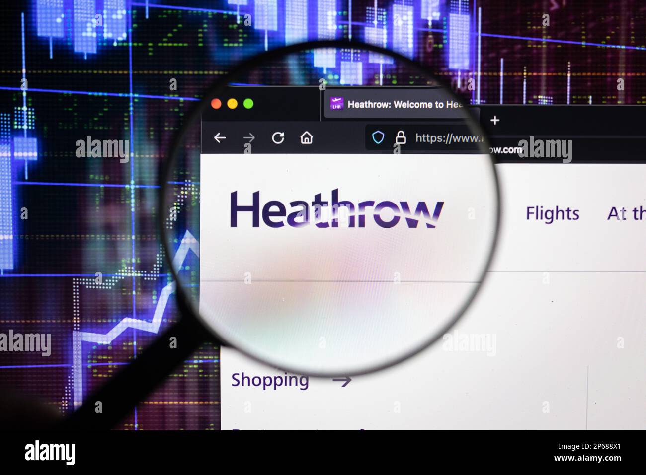Logo de la société de l'aéroport d'Heathrow sur un site web avec des développements flous du marché boursier en arrière-plan, vu sur un écran d'ordinateur Banque D'Images