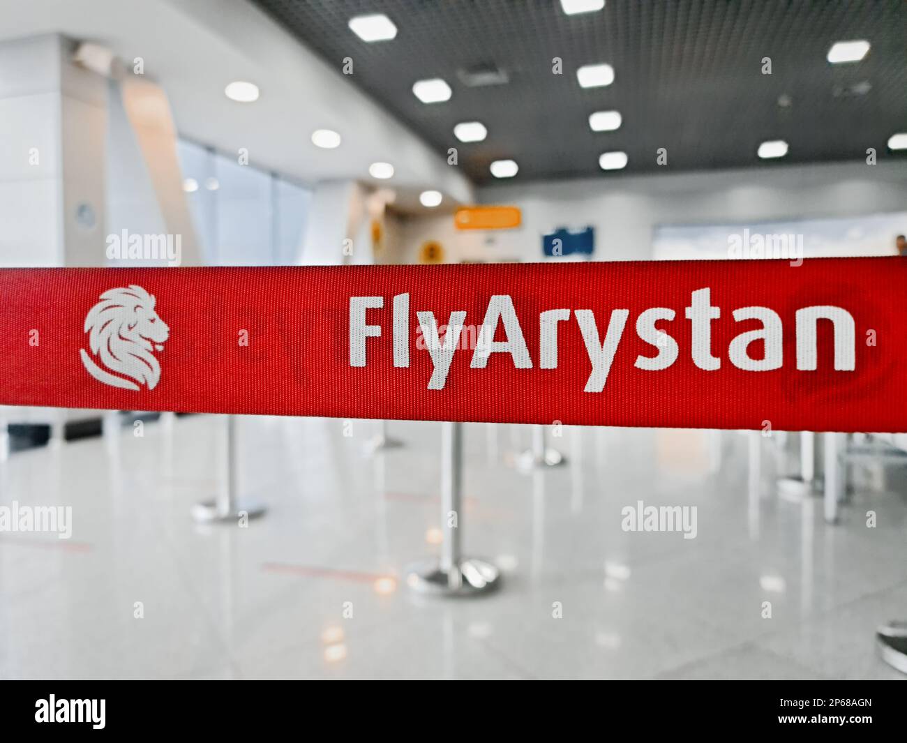 Ruban barrière avec le logo Fly Arystan à l'aéroport international Banque D'Images