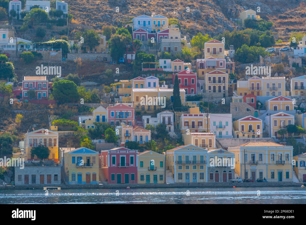 Vue sur les maisons closes surplombant le port de Symi, l'île de Symi, le Dodécanèse, les îles grecques, la Grèce, Europe Banque D'Images