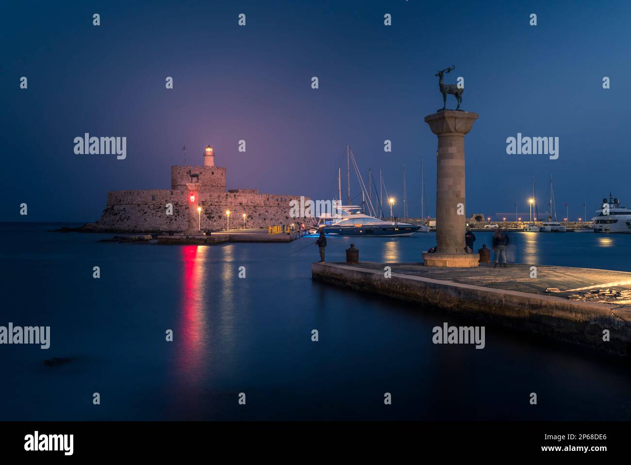 Vue sur la forteresse Saint-Nicolas, la vieille ville de Rhodes au crépuscule, site classé au patrimoine mondial de l'UNESCO, Rhodes, Dodécanèse, îles grecques, Grèce, Europe Banque D'Images