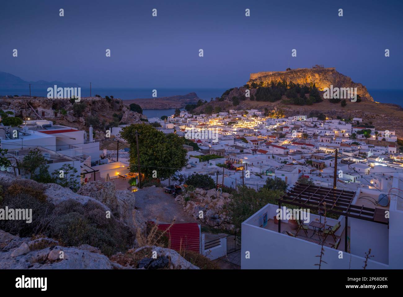 Vue sur l'Acropole de Lindos et de Lindos depuis une position surélevée au crépuscule, Lindos, Rhodes, Groupe des îles Dodécanèse, îles grecques, Grèce, Europe Banque D'Images