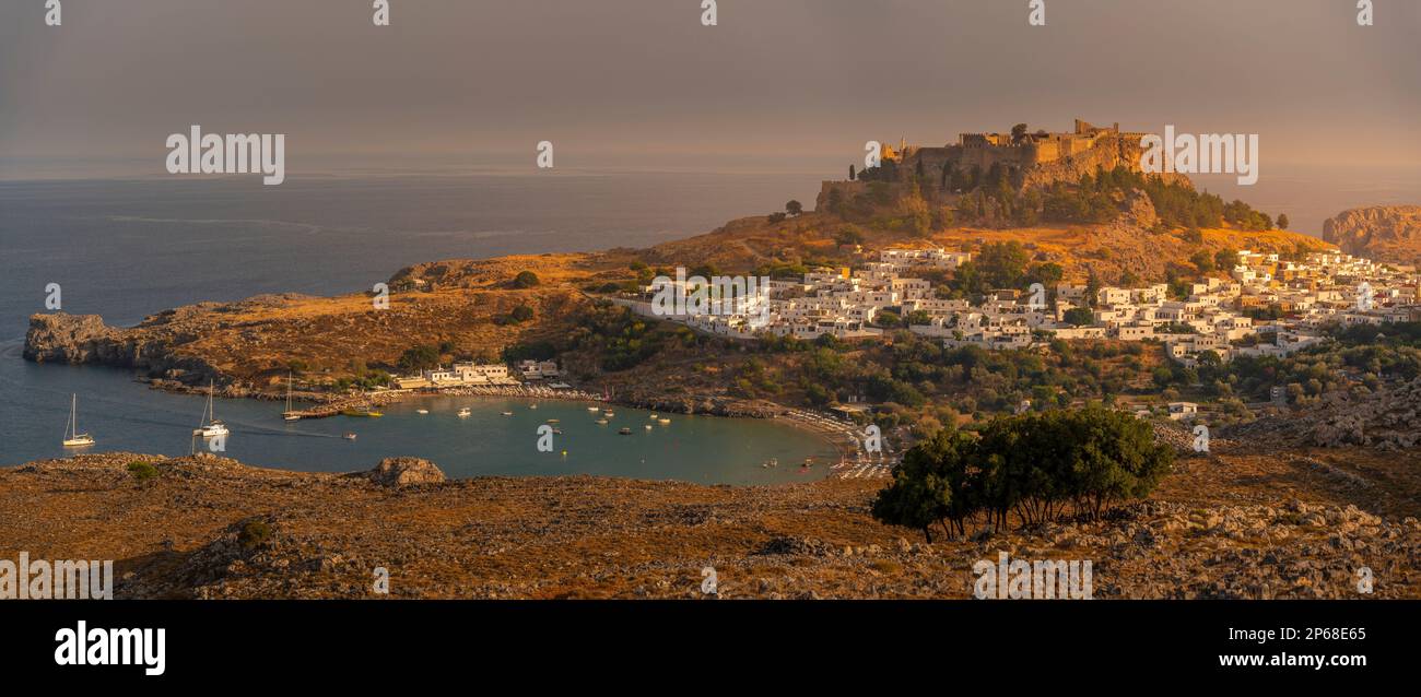Vue sur les voiliers dans la baie, Lindos et Lindos Acropolis depuis la position élevée, Lindos, Rhodes, Dodécanèse Island Group, les îles grecques, Grèce Banque D'Images