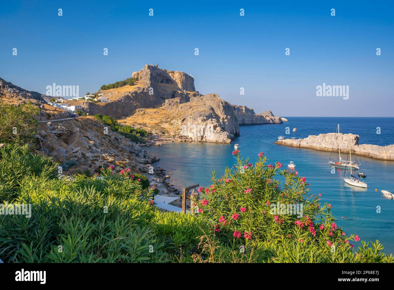 Vue sur les voiliers dans la baie, Lindos et Lindos Acropolis depuis la position élevée, Lindos, Rhodes, Dodécanèse Island Group, les îles grecques, Grèce Banque D'Images