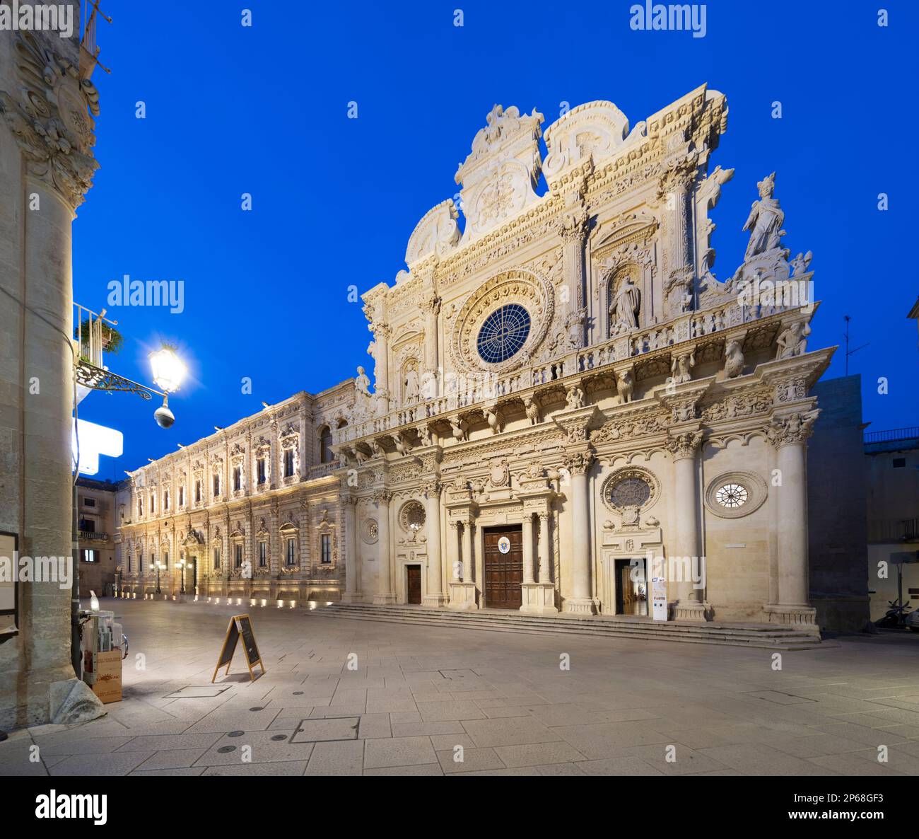 Façade baroque de la basilique de Santa Croce illuminée en soirée, Lecce, Puglia, Italie, Europe Banque D'Images